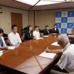 市長らと話をする津山市立幼稚園PTA連絡協議会役員たち
