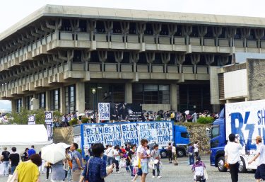 B'zファンらでにぎわう津山文化センター