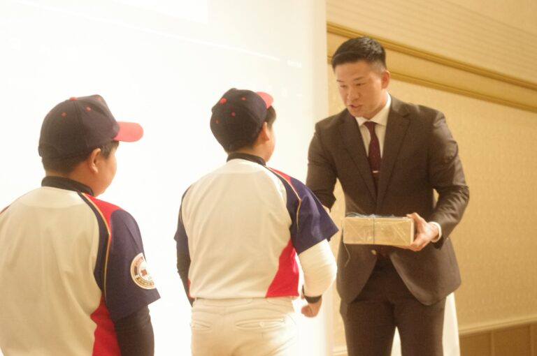 加茂ジュニアの後輩から記念品を笑顔で受け取る加藤選手（右）=岡山県津山市で