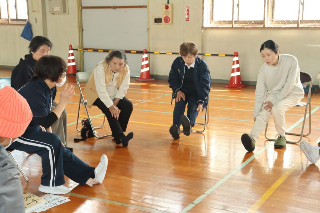 ストレッチ指導を受ける参加者