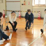 ストレッチ指導を受ける参加者