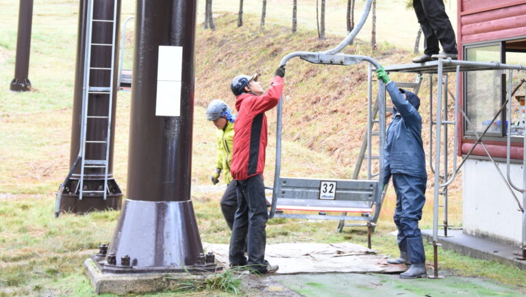 次々に取り付けられるリフトの座席=岡山県鏡野町で