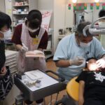 歯の健診を受ける親子=岡山県津山市で