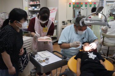 歯の健診を受ける親子=岡山県津山市で