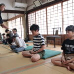 静かに呼吸を整えながら座禅に取り組む子どもたち＝岡山県津山市で