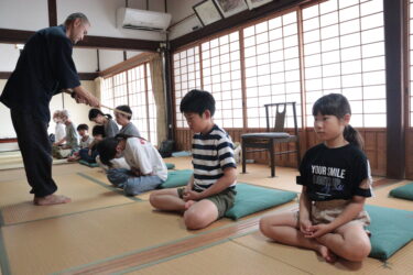静かに呼吸を整えながら座禅に取り組む子どもたち＝岡山県津山市で