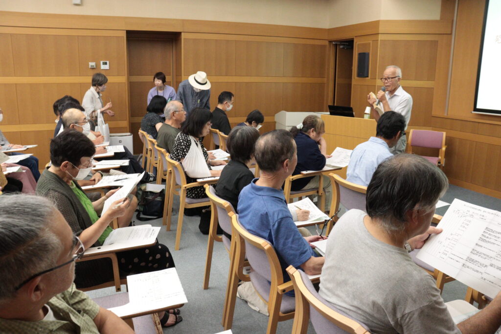 津山圏域をはじめ県内の遺跡や出土品について解説する橋本さん