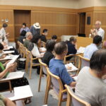 津山圏域をはじめ県内の遺跡や出土品について解説する橋本さん