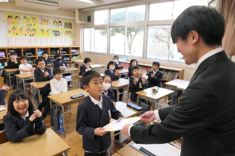 通知表を受け取る２年生=岡山県津山市二宮の向陽小で＝