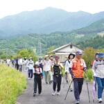 自然豊かな景色を眺めがらはつらつと歩く参加者=岡山県鏡野町で