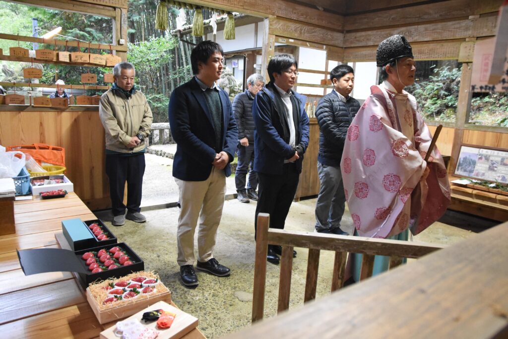 全国大会での最高金賞獲得を目指し、武蔵神社で必勝祈願を行った関係者たち