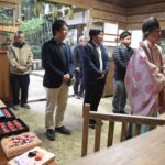 全国大会での最高金賞獲得を目指し、武蔵神社で必勝祈願を行った関係者たち