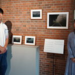 写真と音楽を融合させた作品展について紹介する当間さん（右）と菊地さん=岡山県津山市で