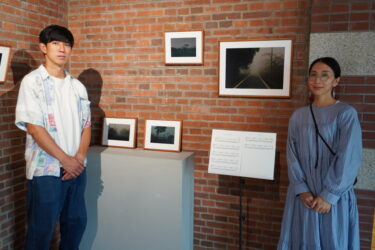 写真と音楽を融合させた作品展について紹介する当間さん（右）と菊地さん=岡山県津山市で