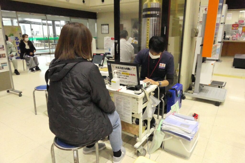 受け付けを行う県赤十字血液センター職員