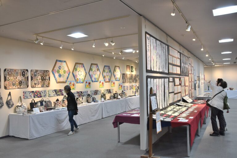 多彩な市民団体の発表があった会場=岡山県津山市で