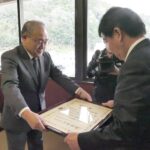 萩庭市長に喜びを報告する永井団長（左）=岡山県美作市で