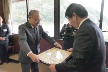 萩庭市長に喜びを報告する永井団長（左）=岡山県美作市で