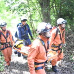 遭難者救助のため、現場に向かう東消防署の隊員=岡山県勝央町で