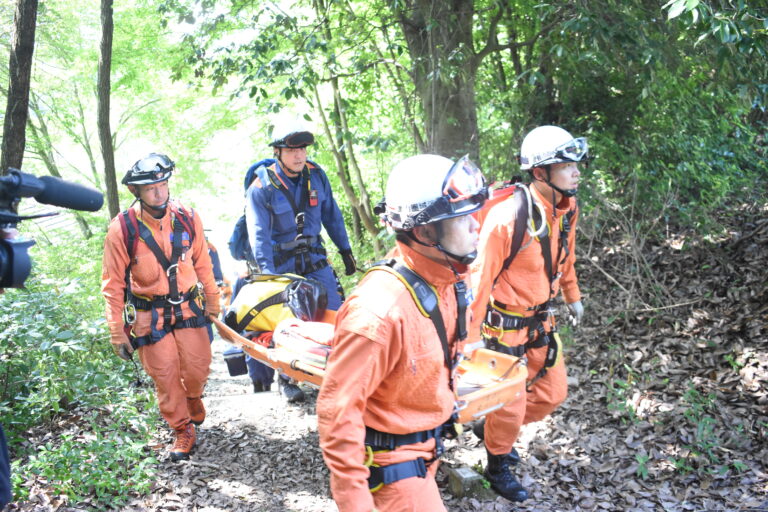 遭難者救助のため、現場に向かう東消防署の隊員=岡山県勝央町で