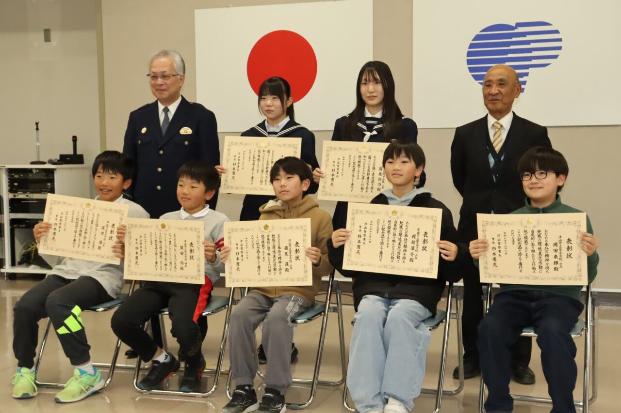 表彰状を手にする子どもたち