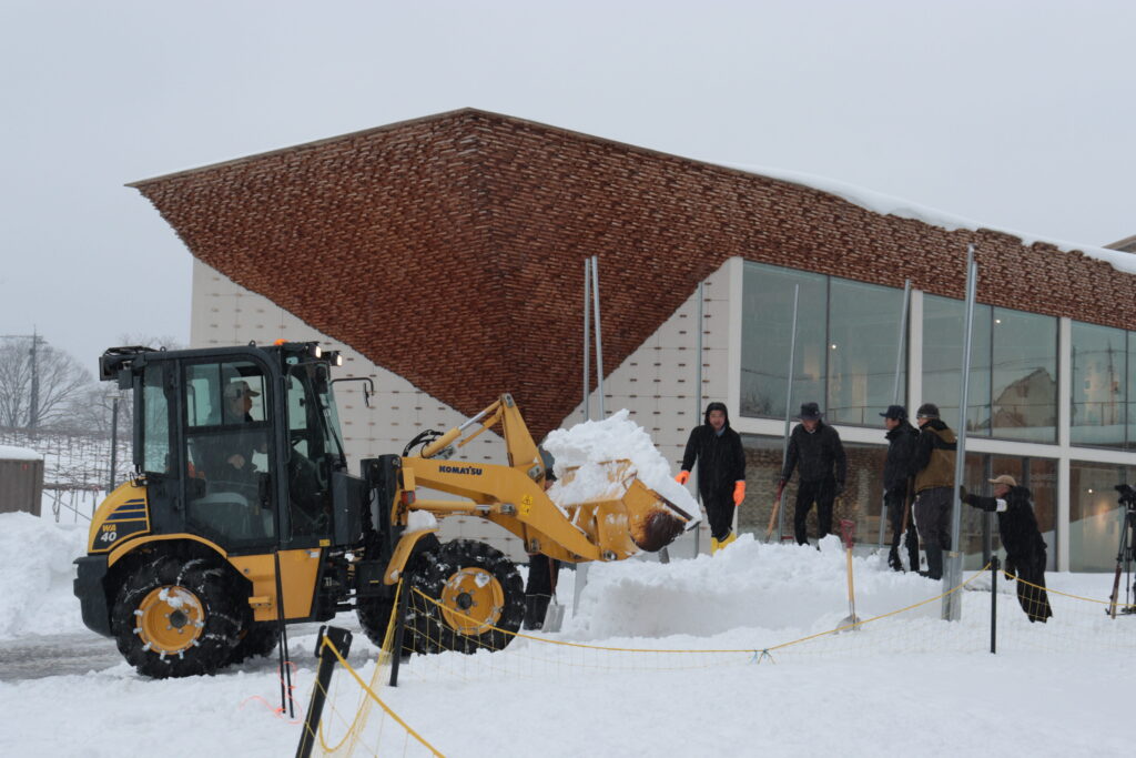 大量の雪を運ぶホイールローダー