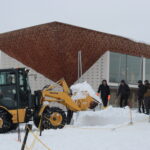 大量の雪を運ぶホイールローダー