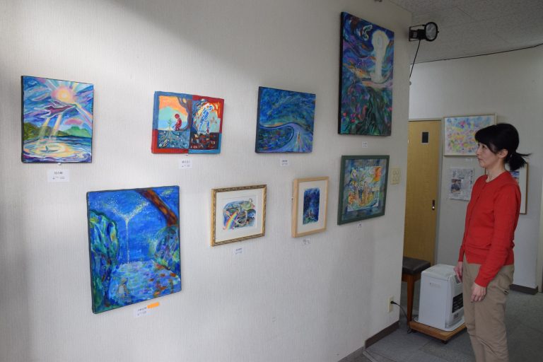安岡町出身の絵画作家・香本博さんの個展、アムズで開催中