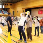 ボール送りリレーで息のあったプレーを見せるお年寄り=岡山県津山市で