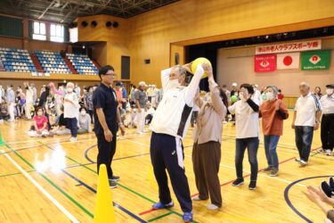 ボール送りリレーで息のあったプレーを見せるお年寄り=岡山県津山市で