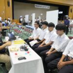 社員から企業の説明を受ける生徒たち=岡山県津山市で