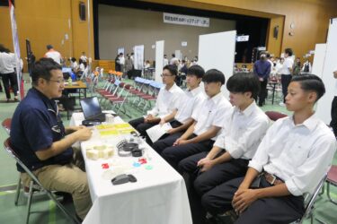 社員から企業の説明を受ける生徒たち=岡山県津山市で