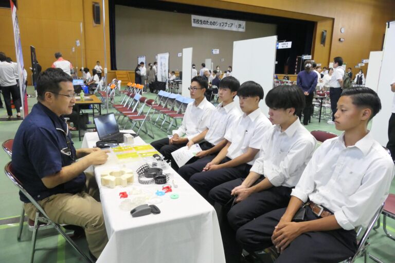 社員から企業の説明を受ける生徒たち=岡山県津山市で