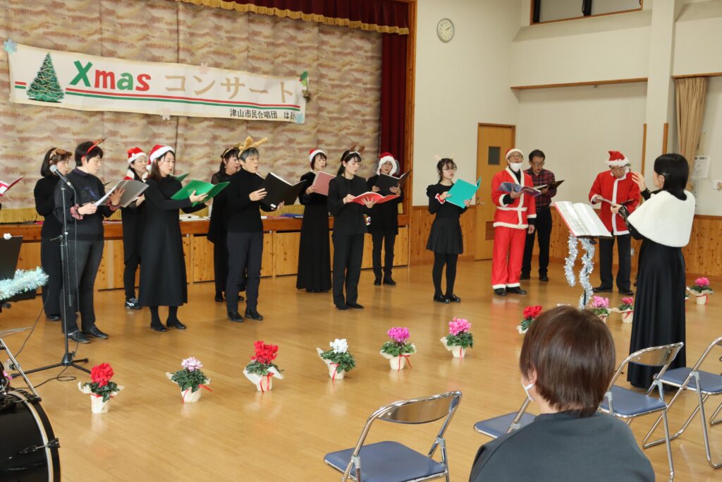 伸びやかな歌声を披露するメンバー