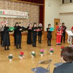 伸びやかな歌声を披露するメンバー