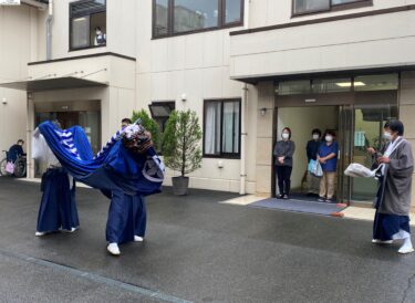 笛と太鼓の囃子を響かせ、獅子舞が躍る「伊勢大神楽」市内巡る　晩秋の風物詩／岡山・津山市