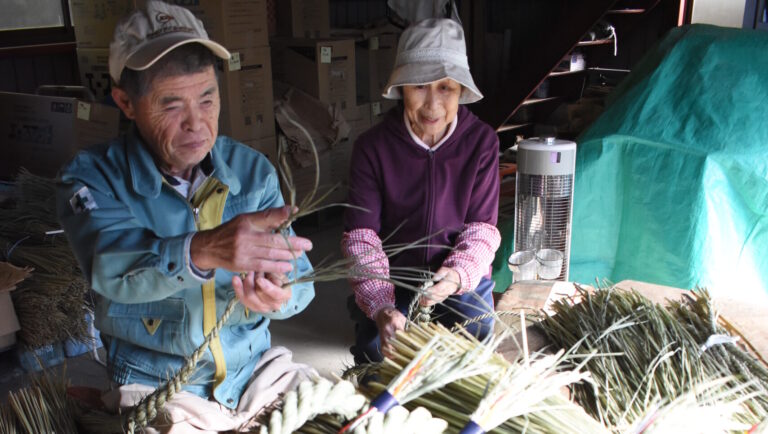 「作州飾り」を作る中島さん夫妻=岡山県津山市で