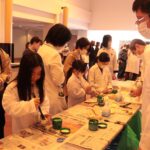 薬剤師の仕事を疑似体験する子どもたち