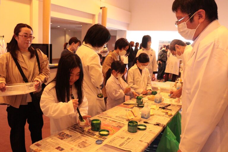 薬剤師の仕事を疑似体験する子どもたち