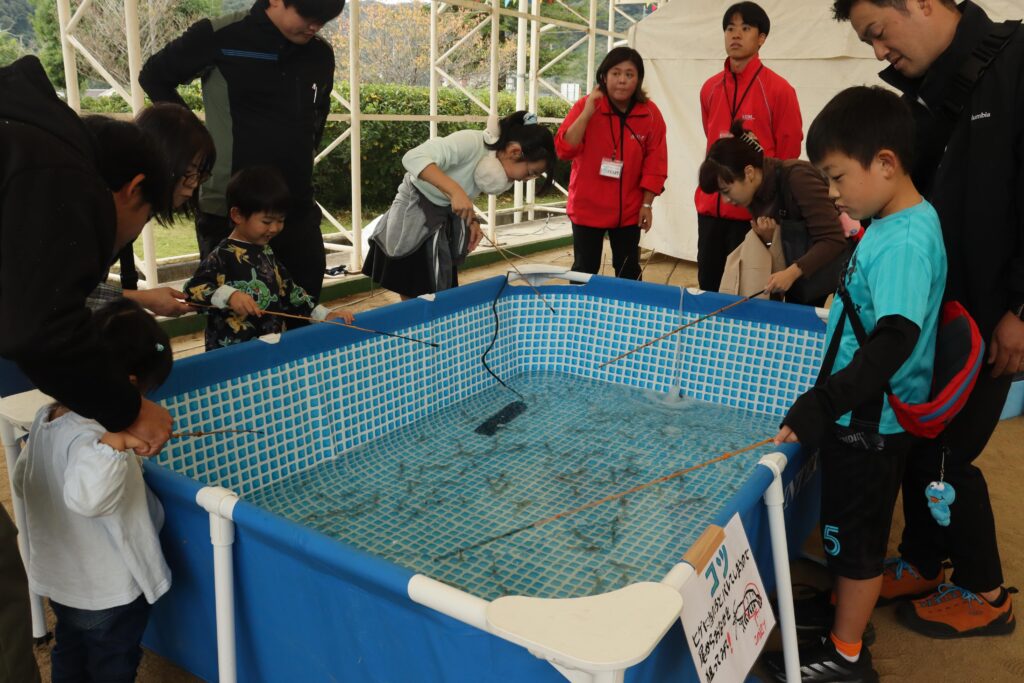 エビ釣りに挑戦する親子連れ