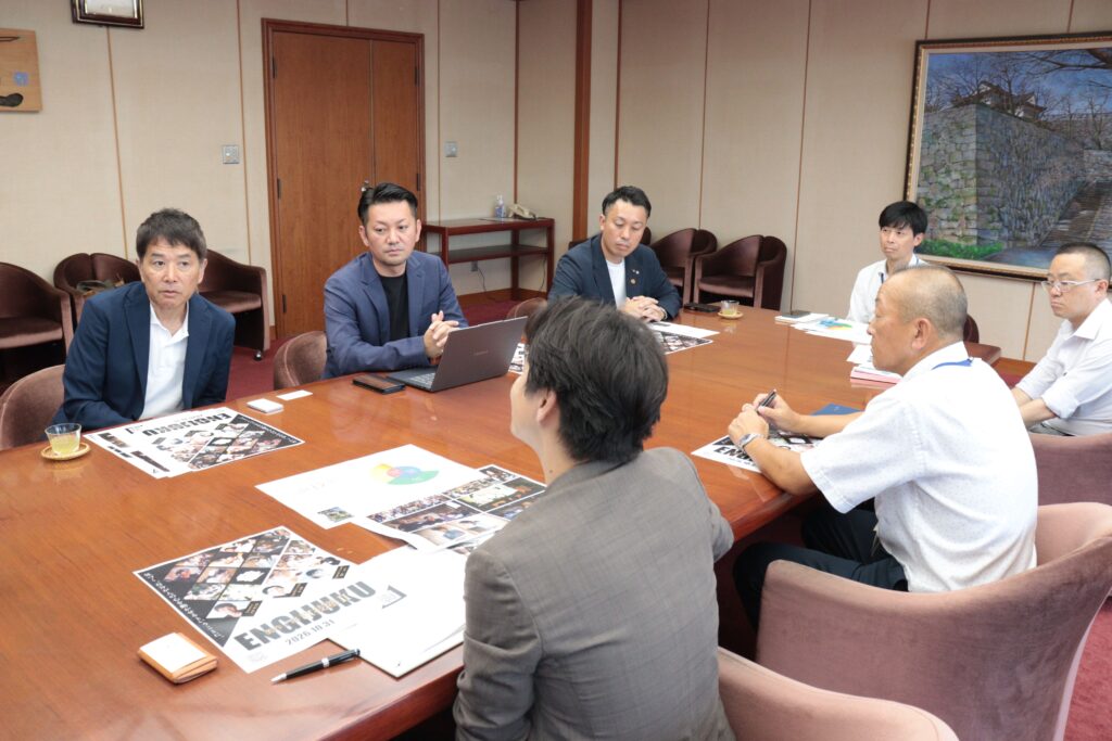 「美作ノ国演技塾Ⅱ」の開講に向け、光井市長(左)に取り組みを説明するプロジェクトメンバー