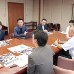 「美作ノ国演技塾Ⅱ」の開講に向け、光井市長（左）に取り組みを説明するプロジェクトメンバー