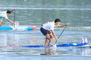 SUP競技に励む杉山さん=同課提供