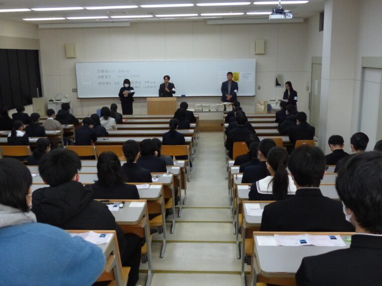 試験開始を待つ受験生たち=岡山県津山市の美作大学で