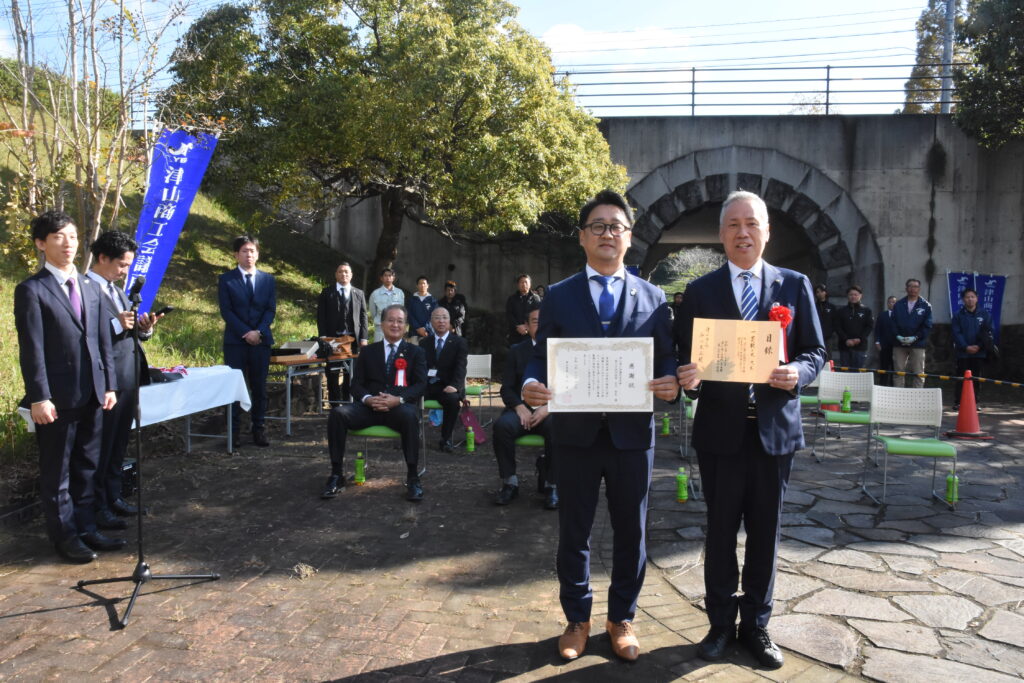 目録を手にする谷口市長と感謝状を手にする石川会長