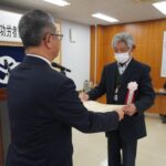 東局長（右）から表彰を受ける功労者=岡山県津山市で