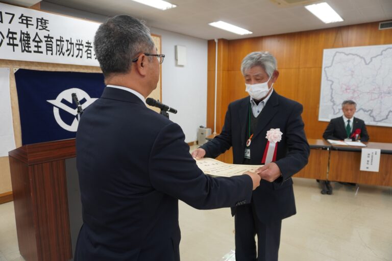 東局長（右）から表彰を受ける功労者=岡山県津山市で