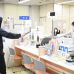 刃物で脅し、現金を奪おうとする犯人役=岡山県津山市で