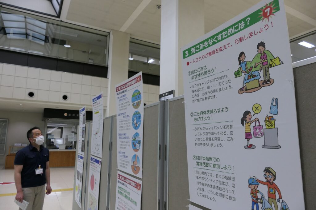 掲示物を閲覧する来庁者