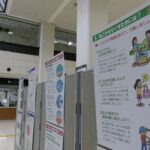 掲示物を閲覧する来庁者